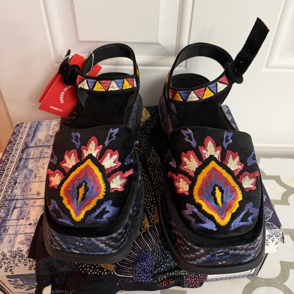 Farm Rio Embroidered Black Platform Closed Tow Sandals NEW Size US 8